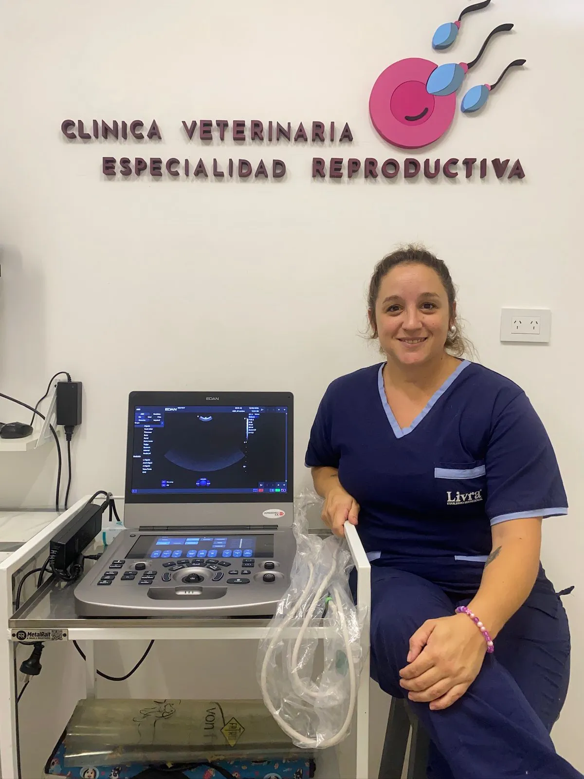 Veterinaria de NeoVet junto al ecógrafo EDAN, con un estudio en pantalla