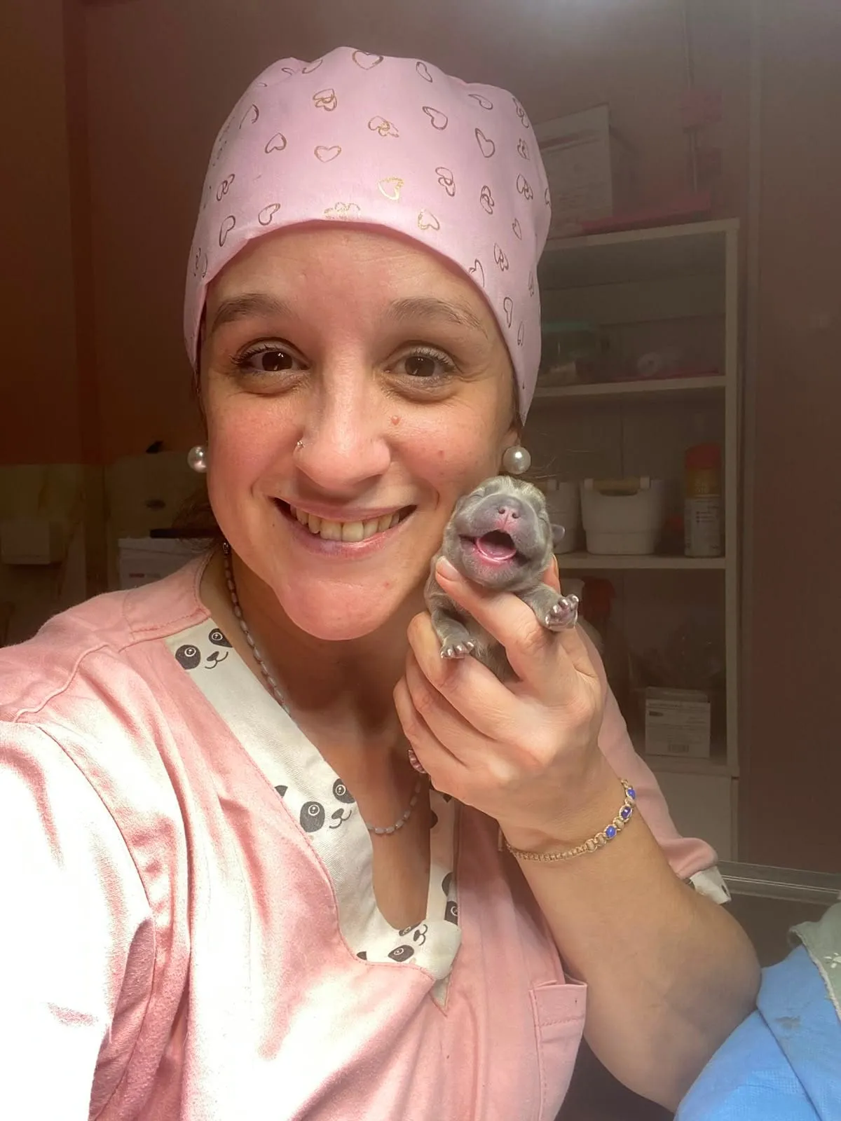Veterinaria de NeoVet con un cachorro recién nacido